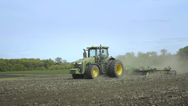 Trattore agricolo che prepara terreno per la semina Tecnologia agricola