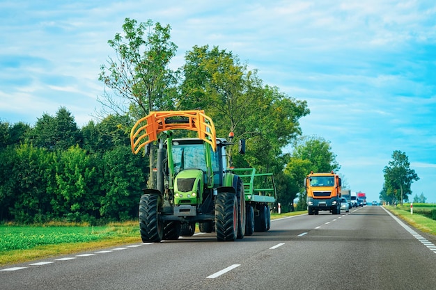 Trattore agricolo in autostrada della Polonia.