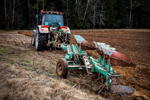 Trattore che ara i campi - preparazione del terreno per la semina.