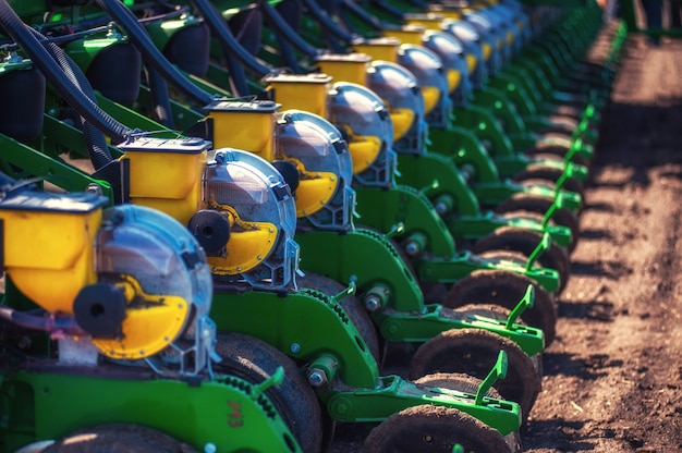 Trattore che ara il campo dell'azienda agricola in preparazione per la semina della molla