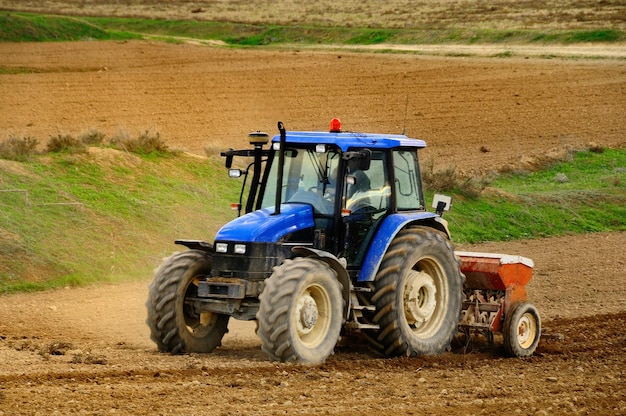 Trattore che fa lavori agricoli nel campo