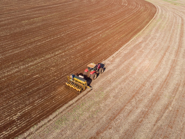 trattore con seminatrice in campo