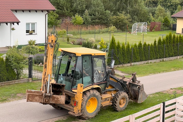 Trattore giallo Mini escavatore bulldozer Azienda di movimento terra nella zona rurale