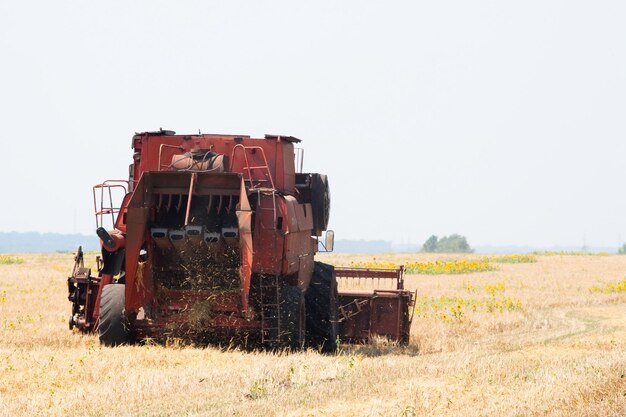 Trattore moderno in campo con complesso per l'aratura Il concetto di lavoro in un settore agricolo e dei campi