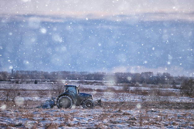 trattore nel campo seminativo inverno agroalimentare paesaggio lavoro stagionale in un campo nevoso