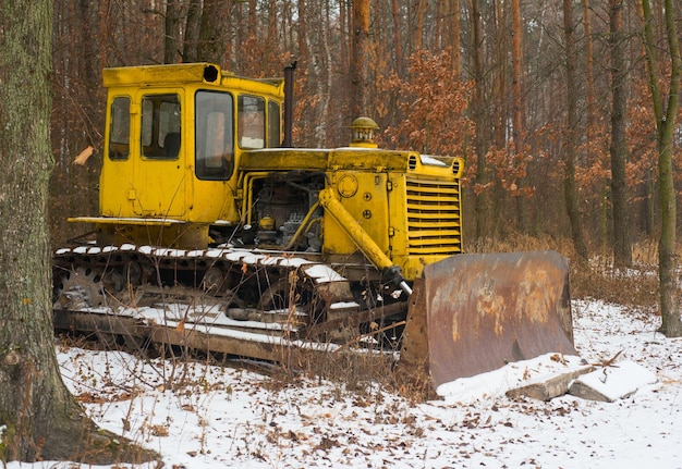 Trattore nella foresta d'inverno