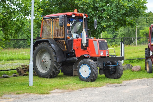 Trattore per il trasporto di macchine agricole professionali di grandi dimensioni e ruote di grandi dimensioni