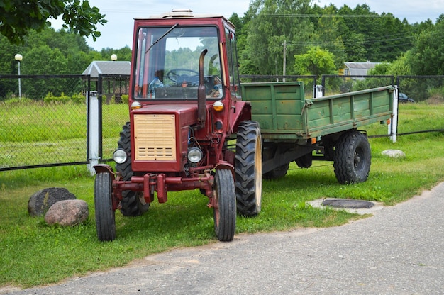 Trattore per il trasporto di macchine agricole professionali di grandi dimensioni e ruote di grandi dimensioni