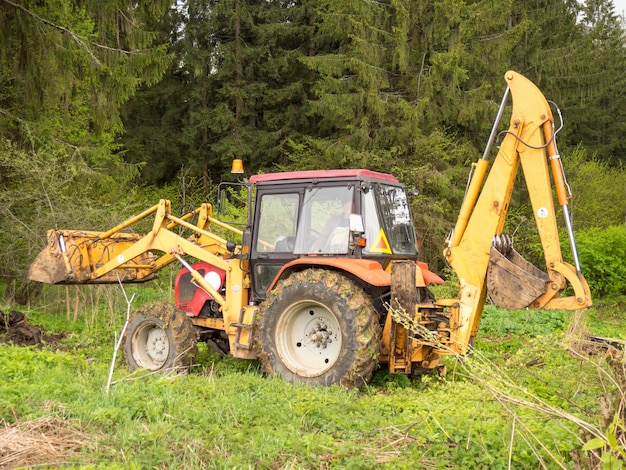 Trattore per macchine edili con benna ed escavatore