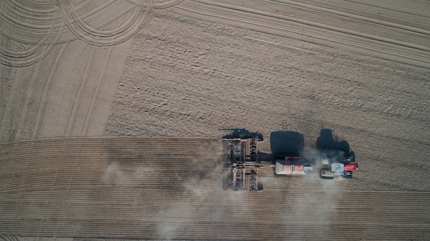 Trattore preparazione terreno con coltivatore letto di semina