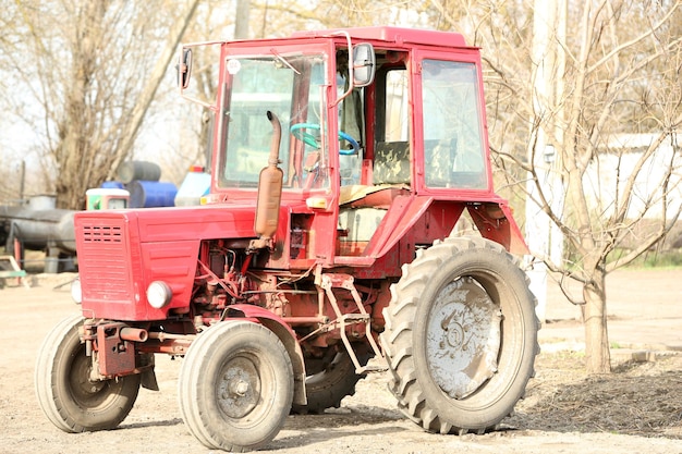 Trattore rosso in una fattoria