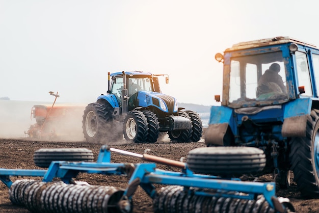 Trattore sul campo agricoltura nel villaggio e semina del villaggio in primavera agronomo su una mietitrebbia