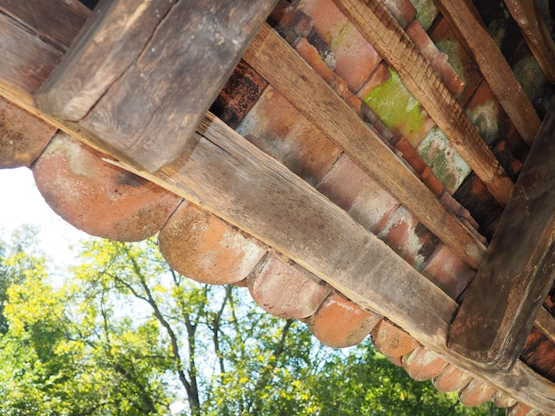 Travi del soffitto e piastrelle in ceramica Vista dal basso Una tradizionale casa colonica rurale o capanna Trsic Loznica Serbia Architettura antica slava Costruzione di case coperture