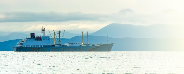 Trawler da pesca nella baia sulle strade della penisola di Kamchatka