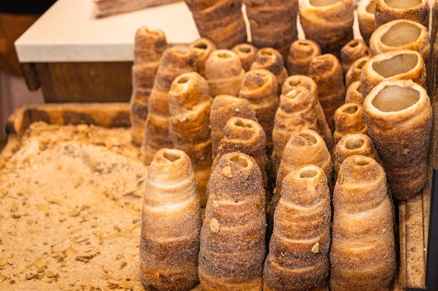 Trdelnik è lo street food di Praga. Cibo dolce nazionale ceco tradizionale