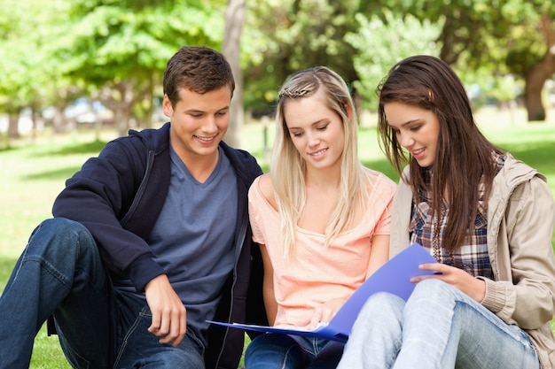 Tre adolescenti che studiano insieme