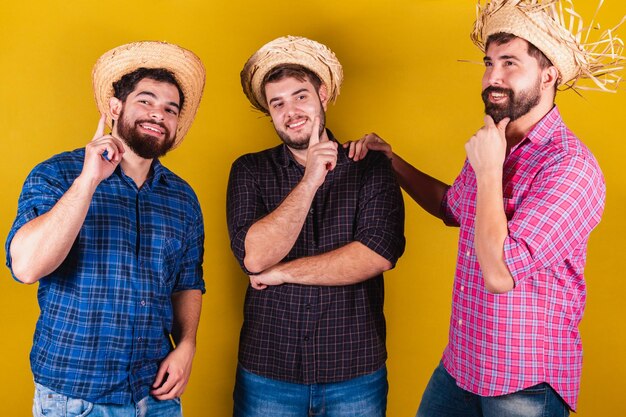 Tre amiche che indossano abiti tipici per l'idea di Festa Junina Pollice in su