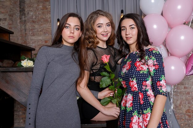 Tre amiche in posa. Tre giovani belle ragazze sorridenti hipster in abiti casual alla moda. Sexy donne spensierate in posa. Modelli positivi che impazziscono