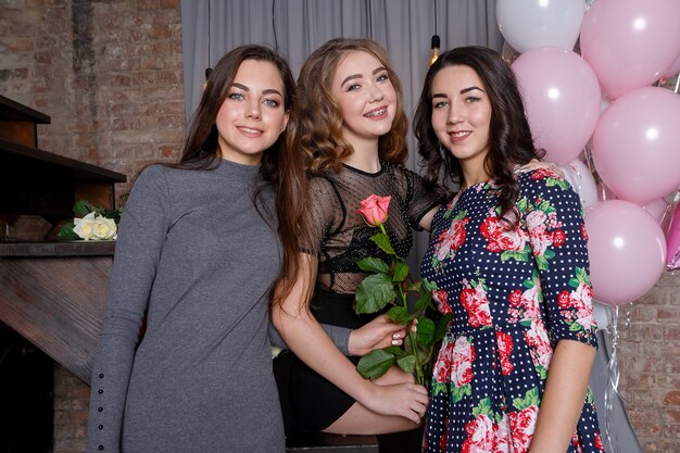 Tre amiche in posa. Tre giovani belle ragazze sorridenti hipster in abiti casual alla moda. Sexy donne spensierate in posa. Modelli positivi che impazziscono