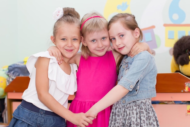 Tre amiche ragazze in età prescolareRagazze della scuola materna