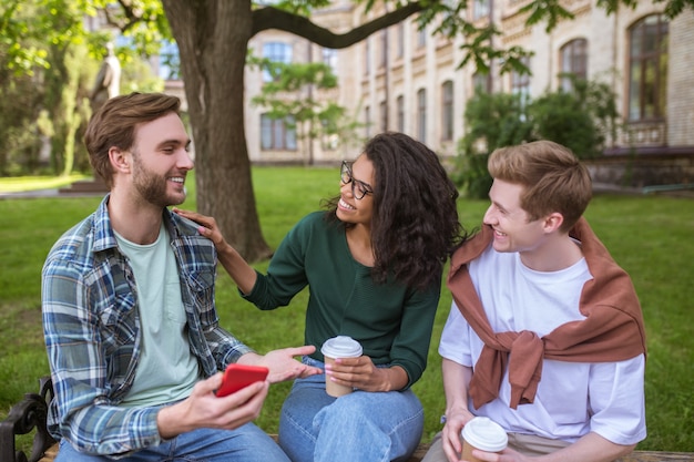 Tre amici che passano del tempo al parco e parlano