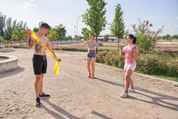 Tre amici che praticano sport nel parco