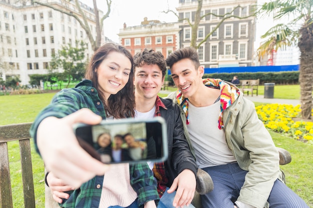 Tre amici che prendono un selfie insieme