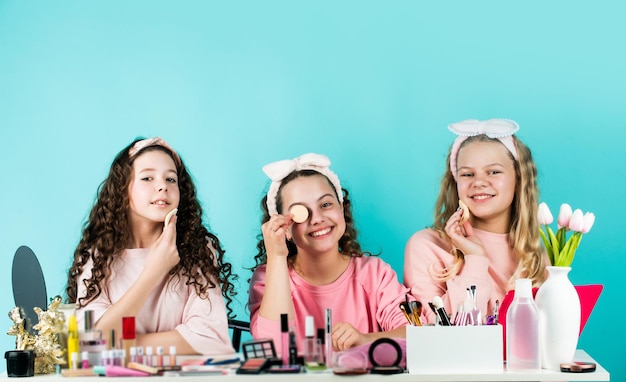 Tre amici con la faccia felice sorridente ragazze amici si divertono sulla spa salone di bellezza festa bellezza ritratto di tre bambini con trucco naturale e pelle sana felice giorno dei bambini