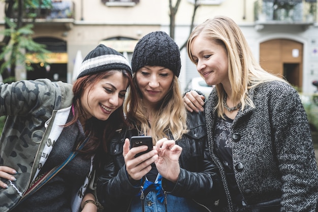 tre amici donna al telefono