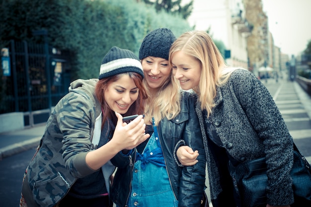 tre amici donna al telefono