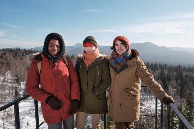 Tre amici in cima alla montagna