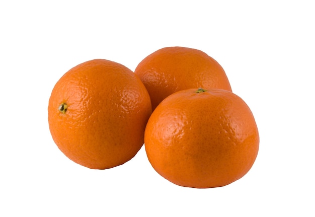 Tre arance mature su sfondo bianco