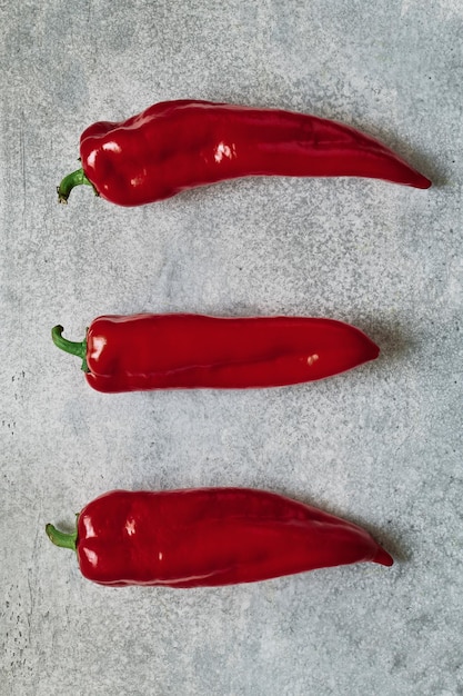 Tre baccelli di peperoni rossi in primo piano