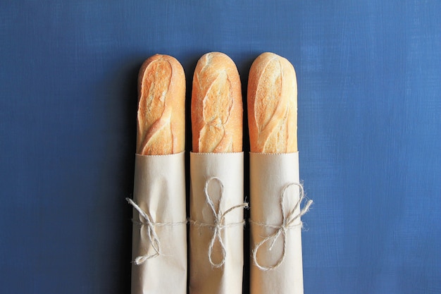 Tre baguette francesi nella vista superiore d&#39;imballaggio di carta