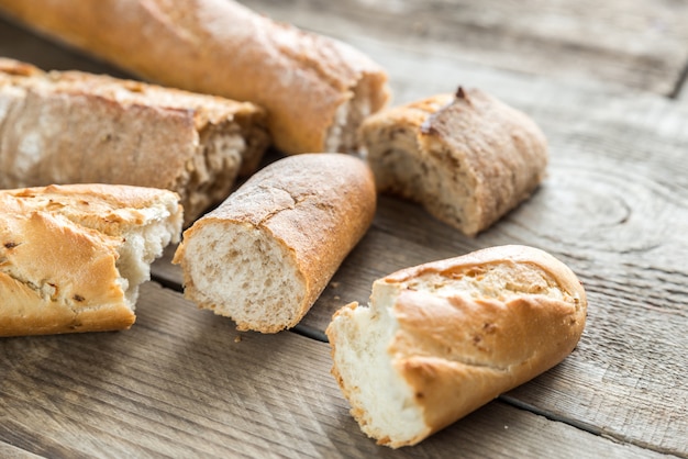 Tre baguette sui precedenti di legno