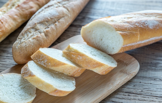 Tre baguette sulla superficie di legno