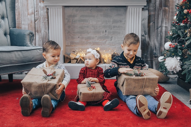 Tre bambini con regali di Natale