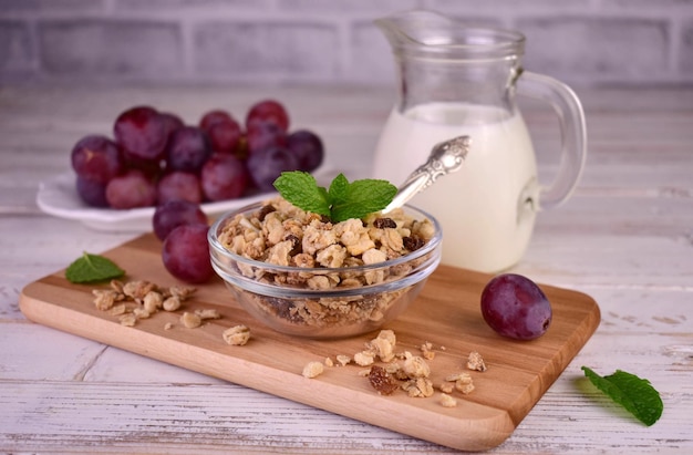 Tre barrette di cereali su uno sfondo bianco.