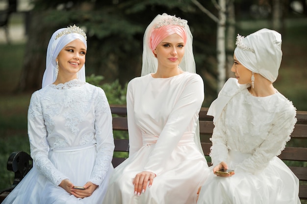 tre belle giovani donne in abiti musulmani festivi