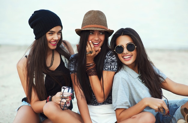 tre belle ragazze sulla spiaggia