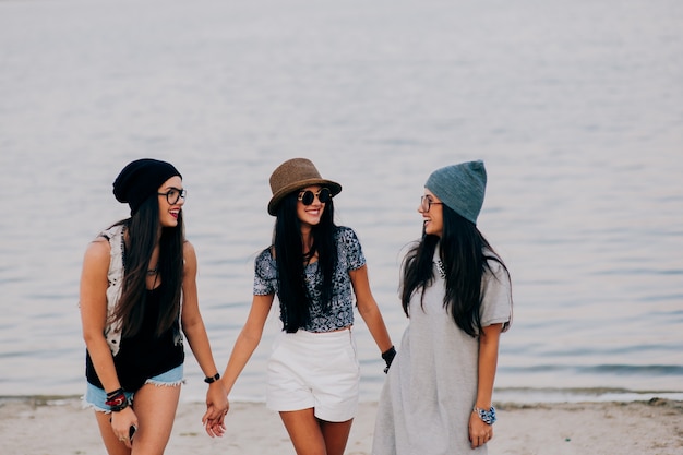 tre belle ragazze sulla spiaggia