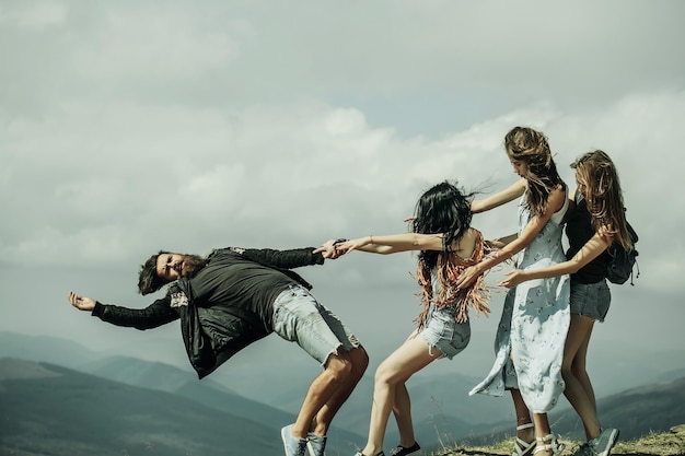 Tre belle ragazze tirano l'uomo