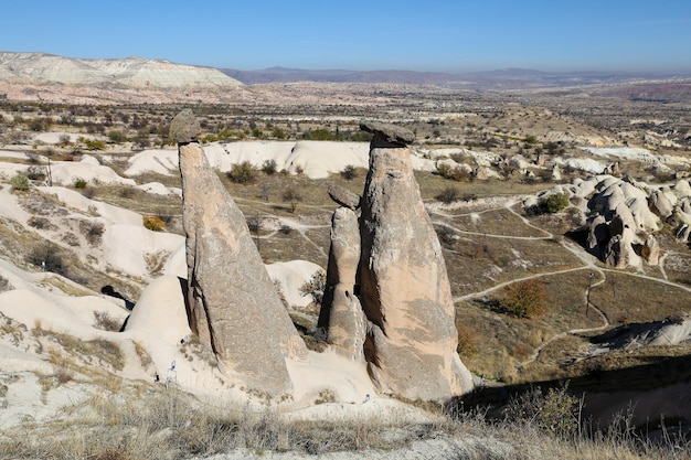 Tre bellezze camini delle fate nella città di Urgup Cappadocia Nevsehir Turchia