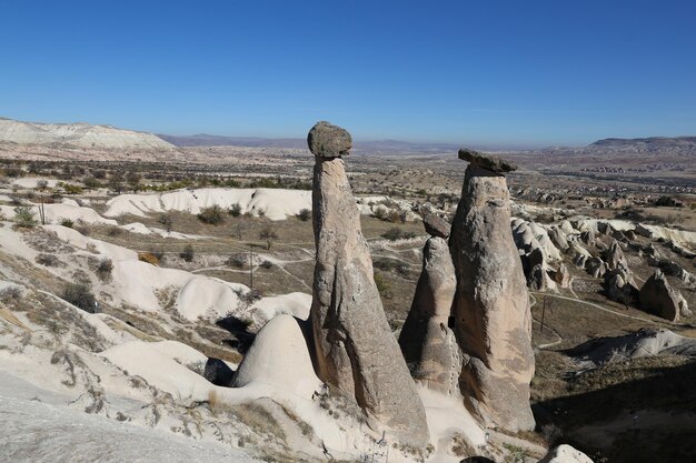 Tre bellezze camini delle fate nella città di Urgup Cappadocia Nevsehir Turchia