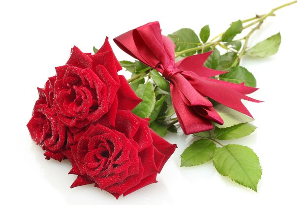 Tre bellissime rose rosse con gocce isolate su bianco