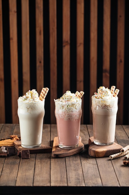 Tre bicchieri di frappè dolci con biscotti