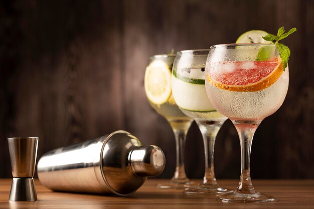 Tre bicchieri di gin tonic cocktail sul tavolo