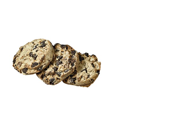 Tre biscotti al cioccolato isolati su uno sfondo bianco.