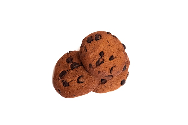 Tre biscotti con cioccolato isolato su sfondo bianco