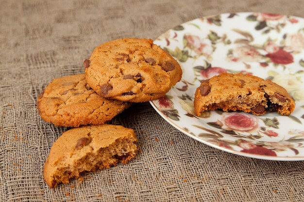 tre biscotti su un piatto floreale